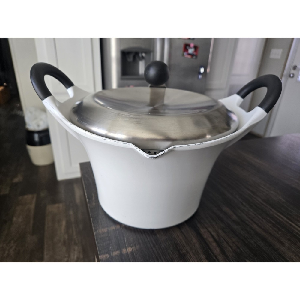 bergHOFF cookware 5qt Stock Pot With Strainer Lid White Heavy-duty
